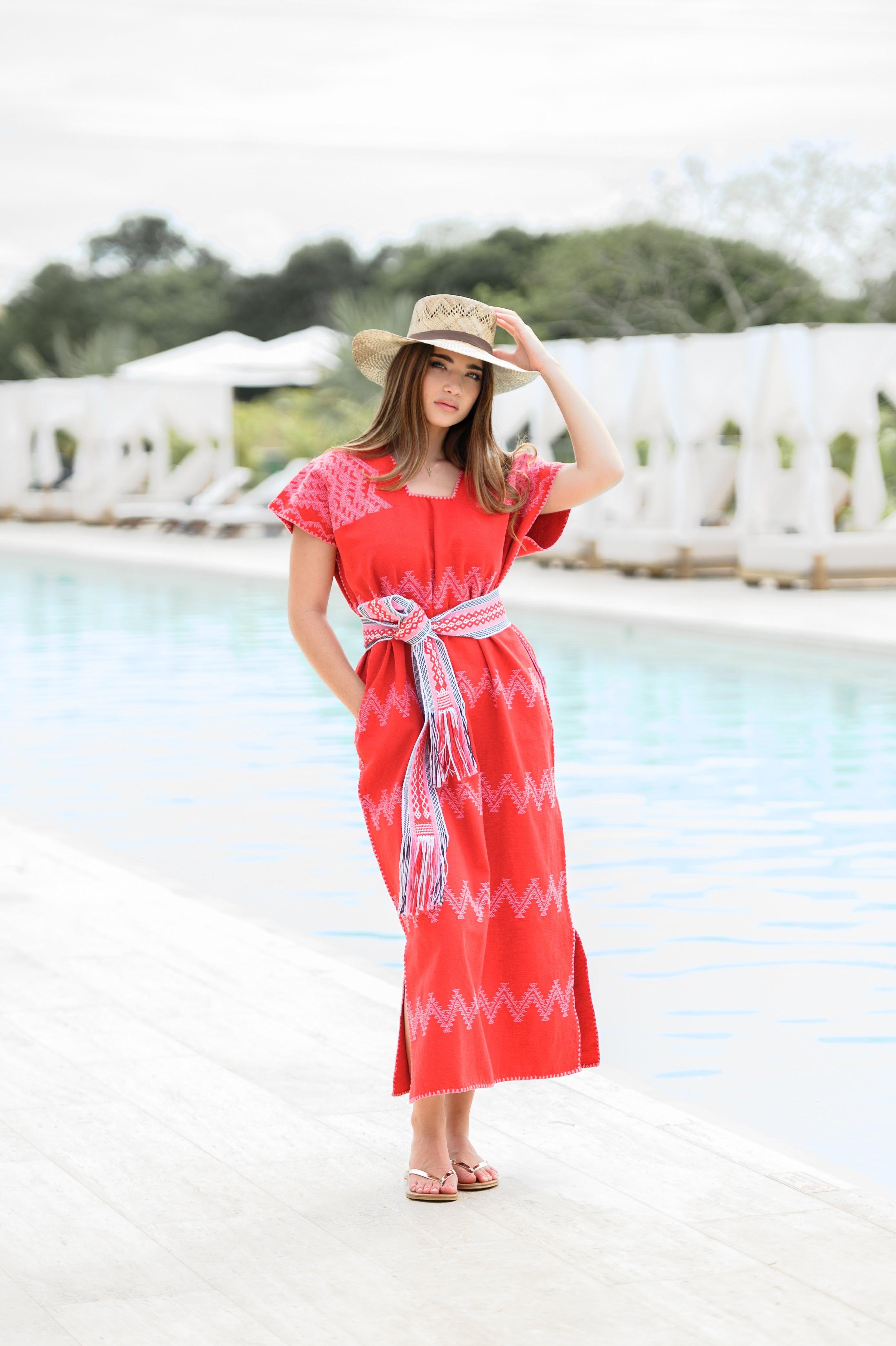 Huipil rojo con rosa