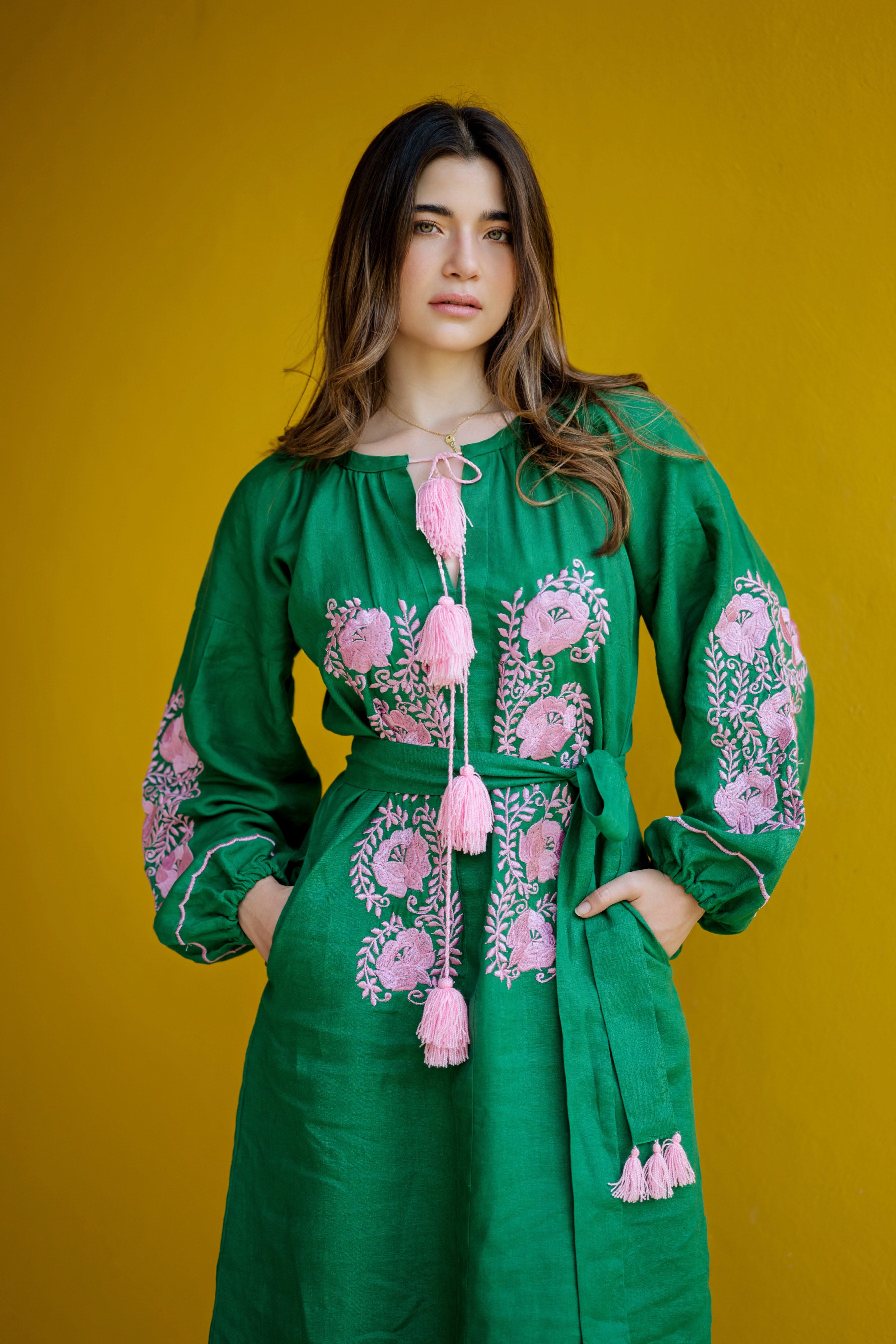 Túnica verde bandera con rosa