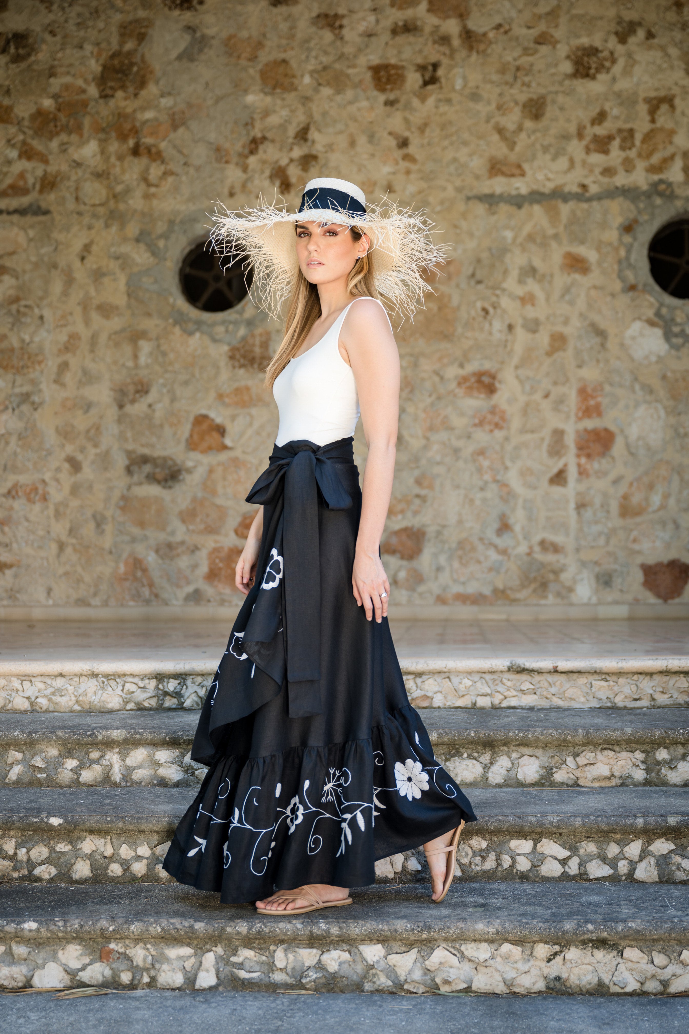 Falda negra lino bordada