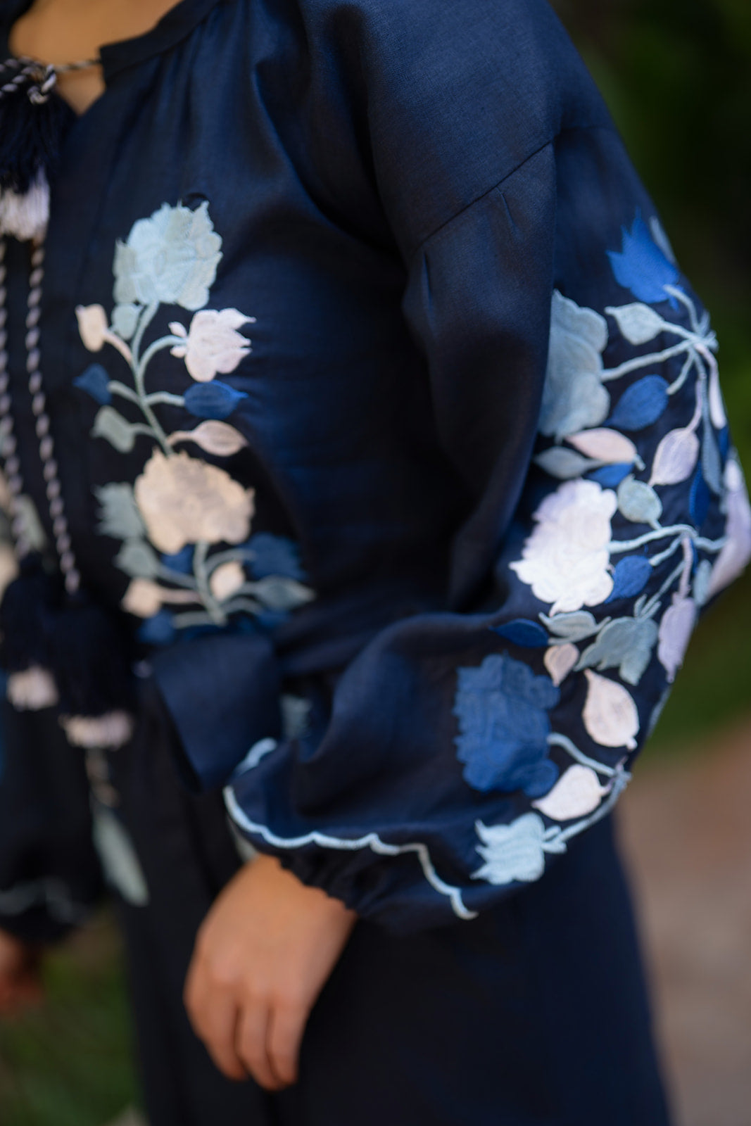 Túnica lino azul marino con bordados azules