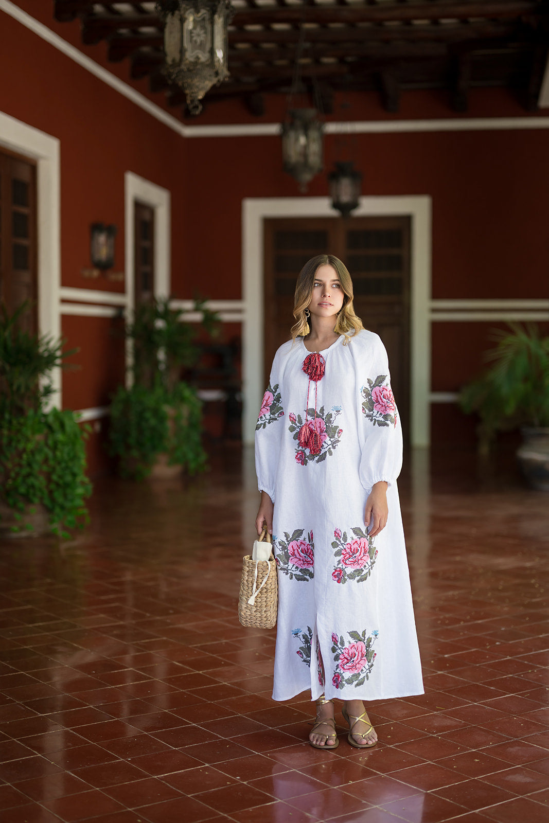 Tunica de lino blanco en punto de cruz