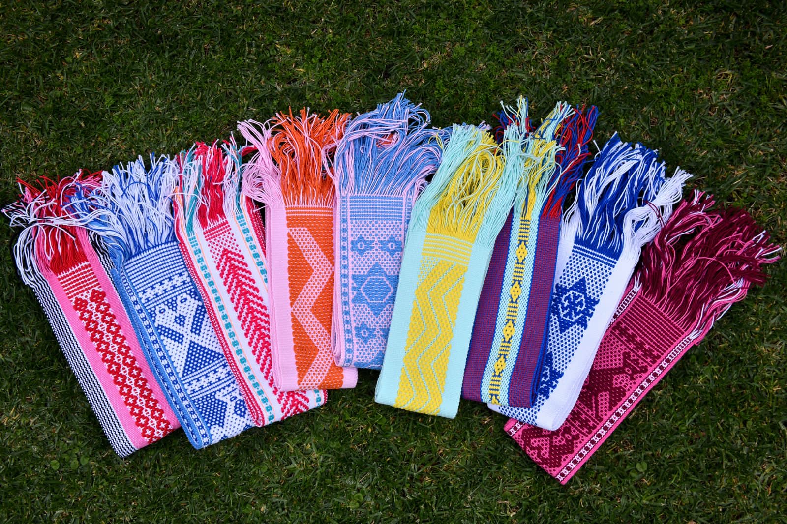 Cinturones tejidos a mano