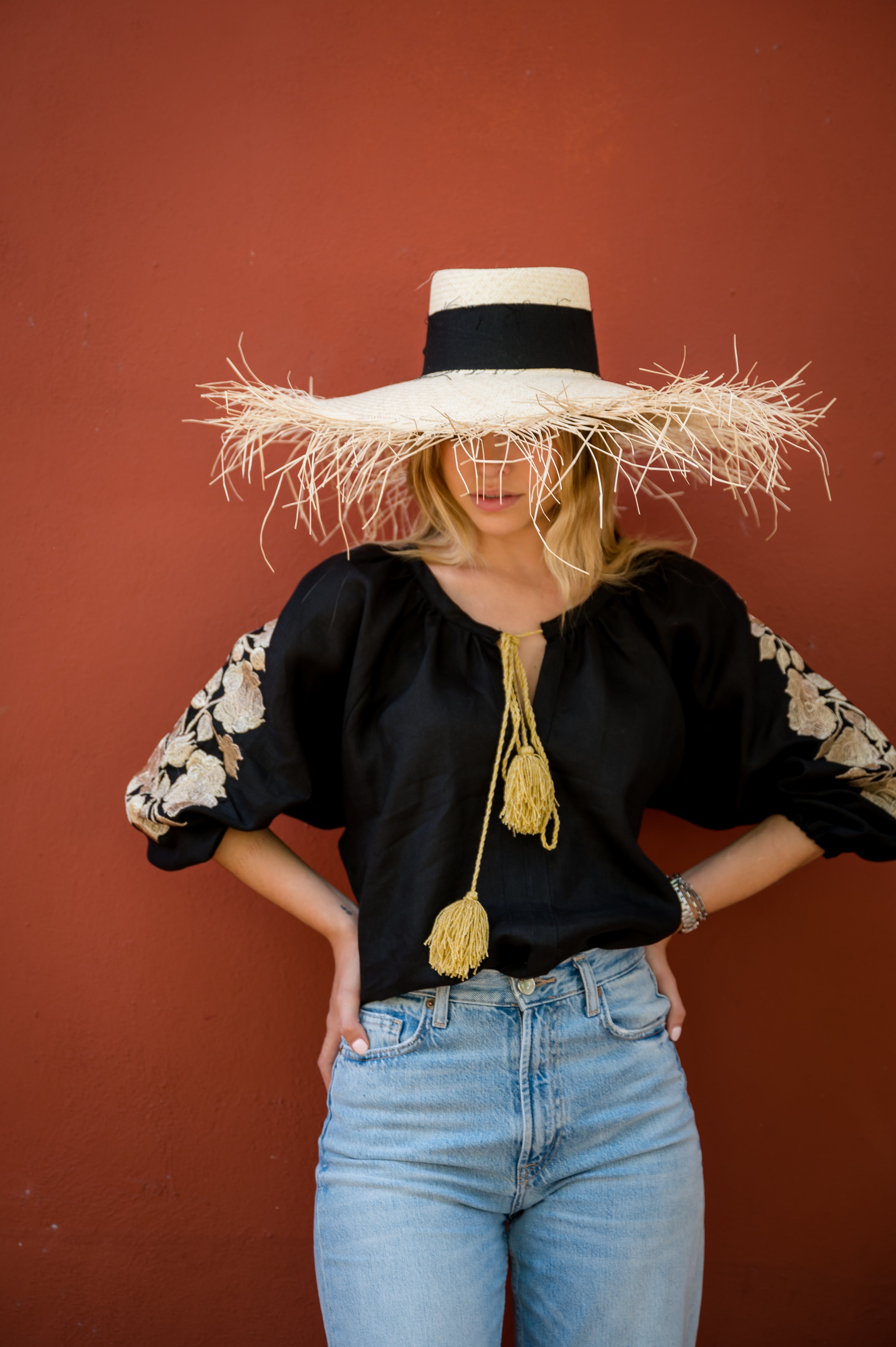 Blusa negra bordada en hilo dorado