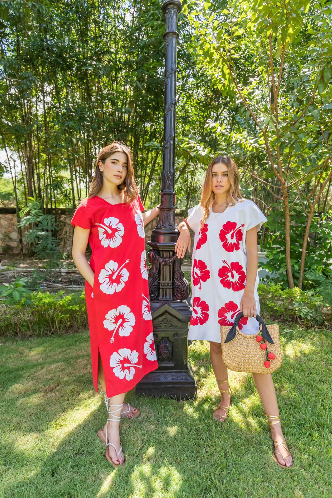 Huipil blanco con flores rojas