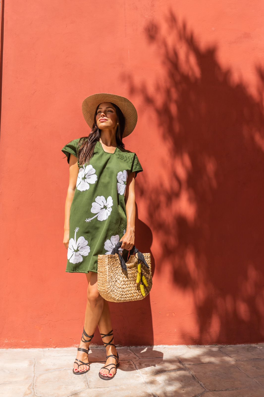 Huipil olivo con flores blancas (espalda bordada)