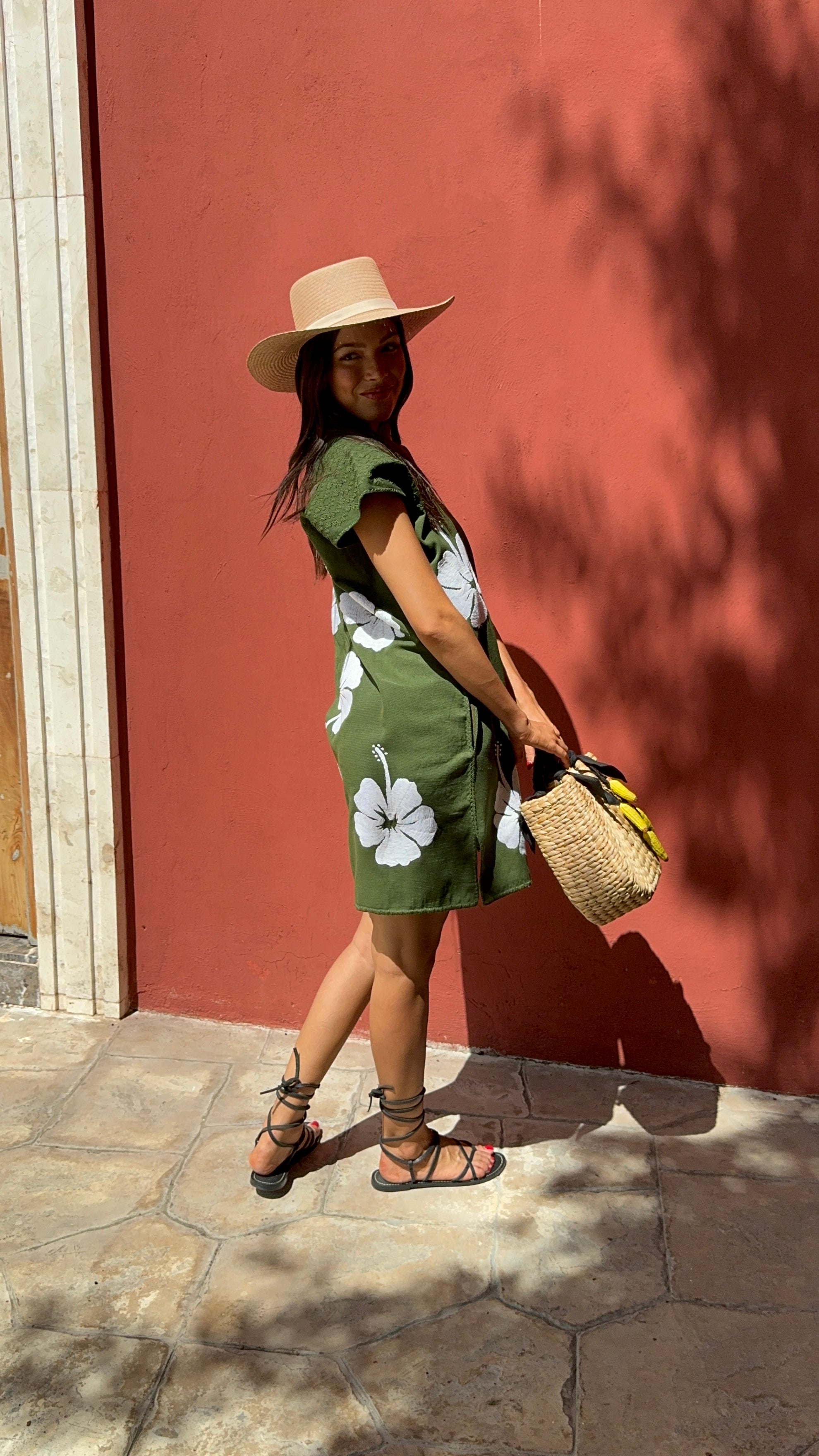 Huipil olivo con flores blancas (espalda bordada)