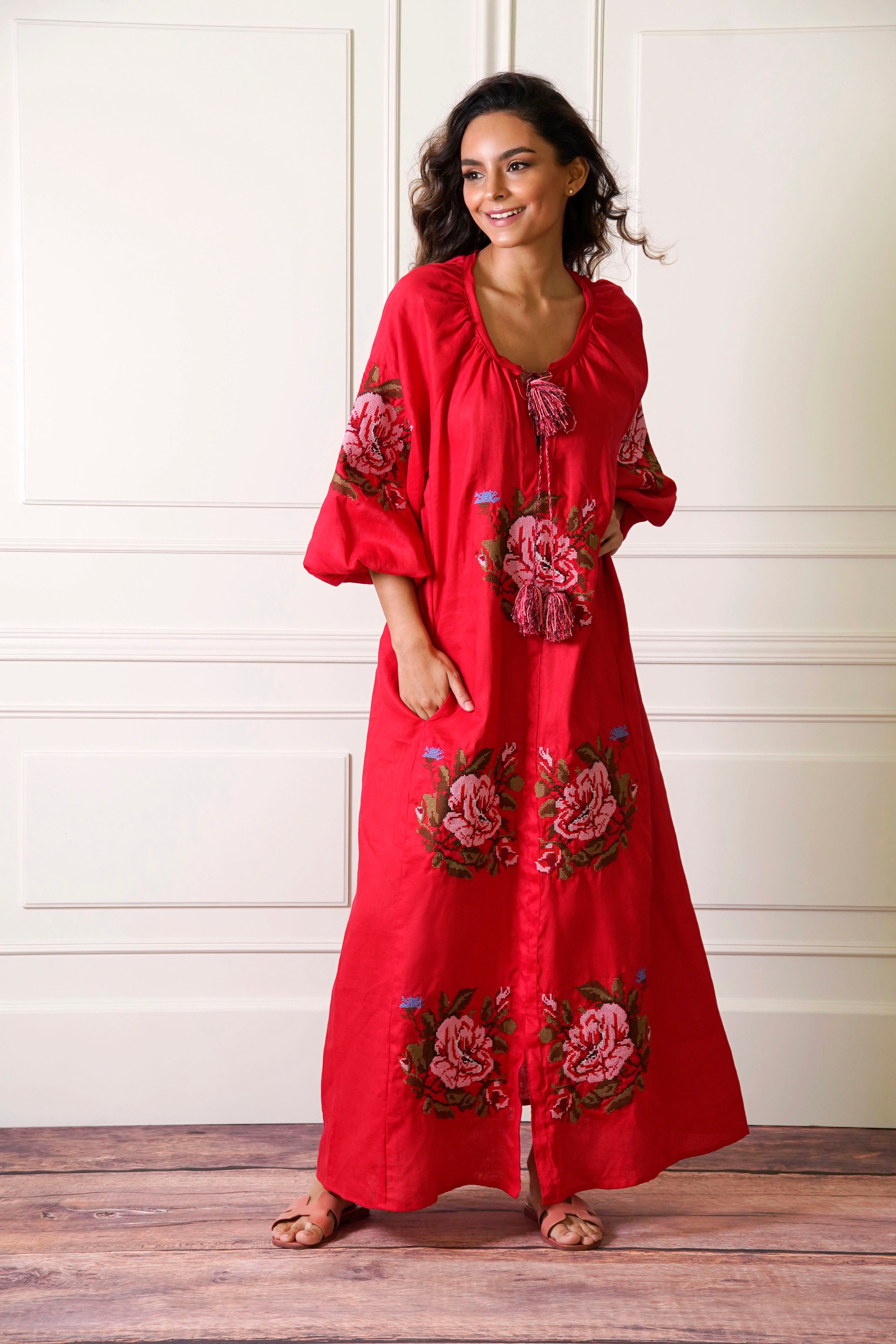 Vestido de lino rojo en punto de cruz