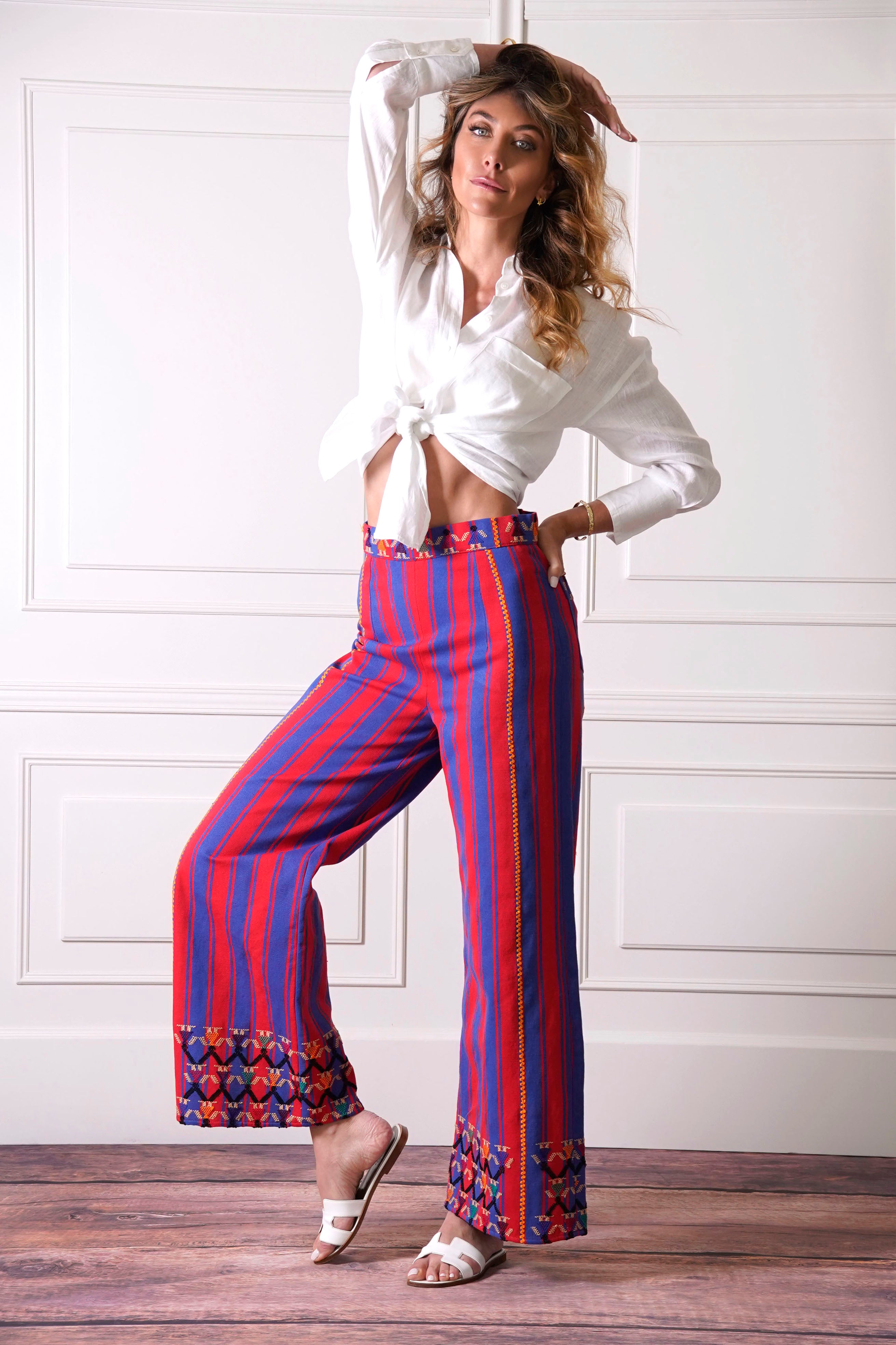 Pantalón de telar rojo con azul