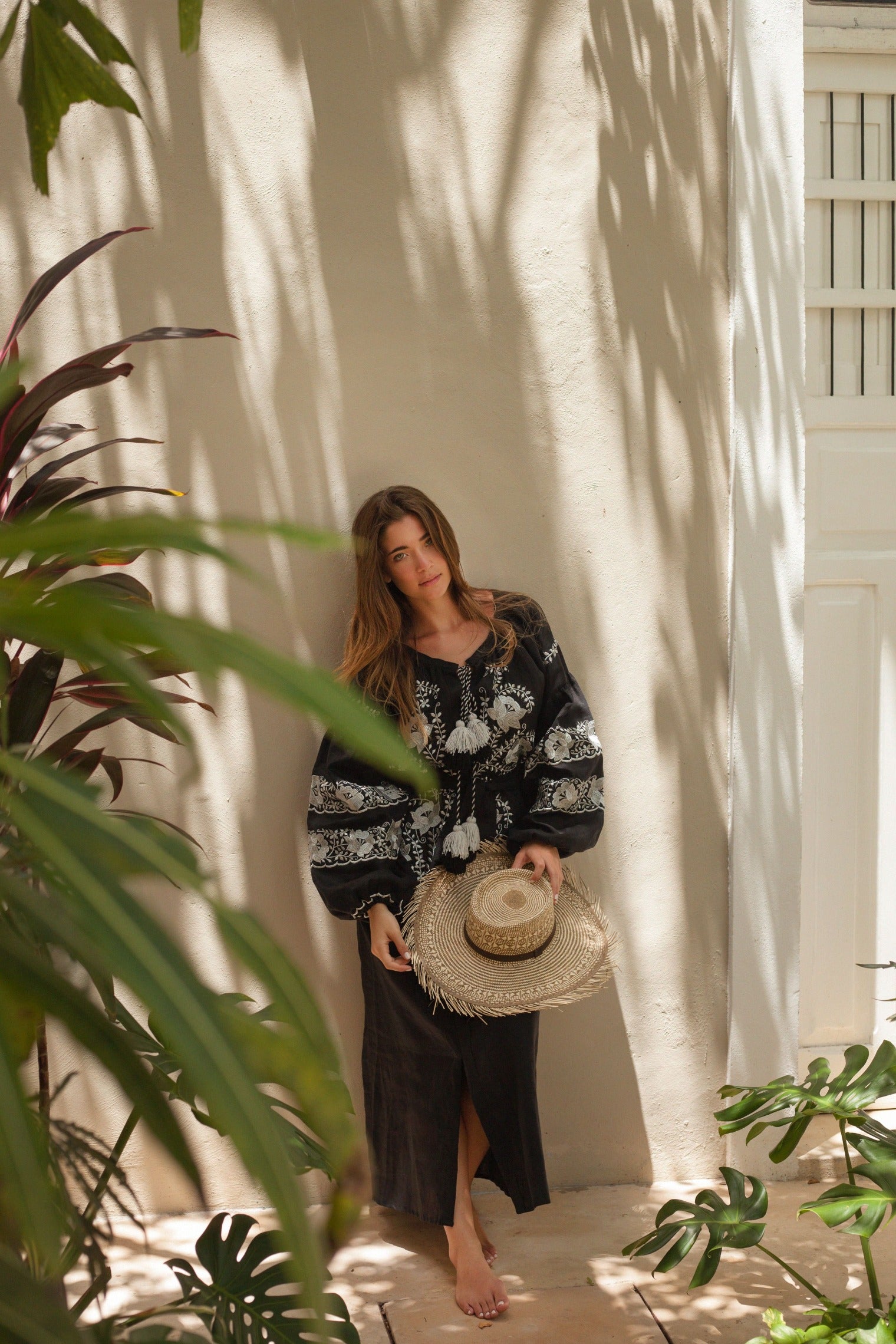 Túnica lino negro con bordado plata