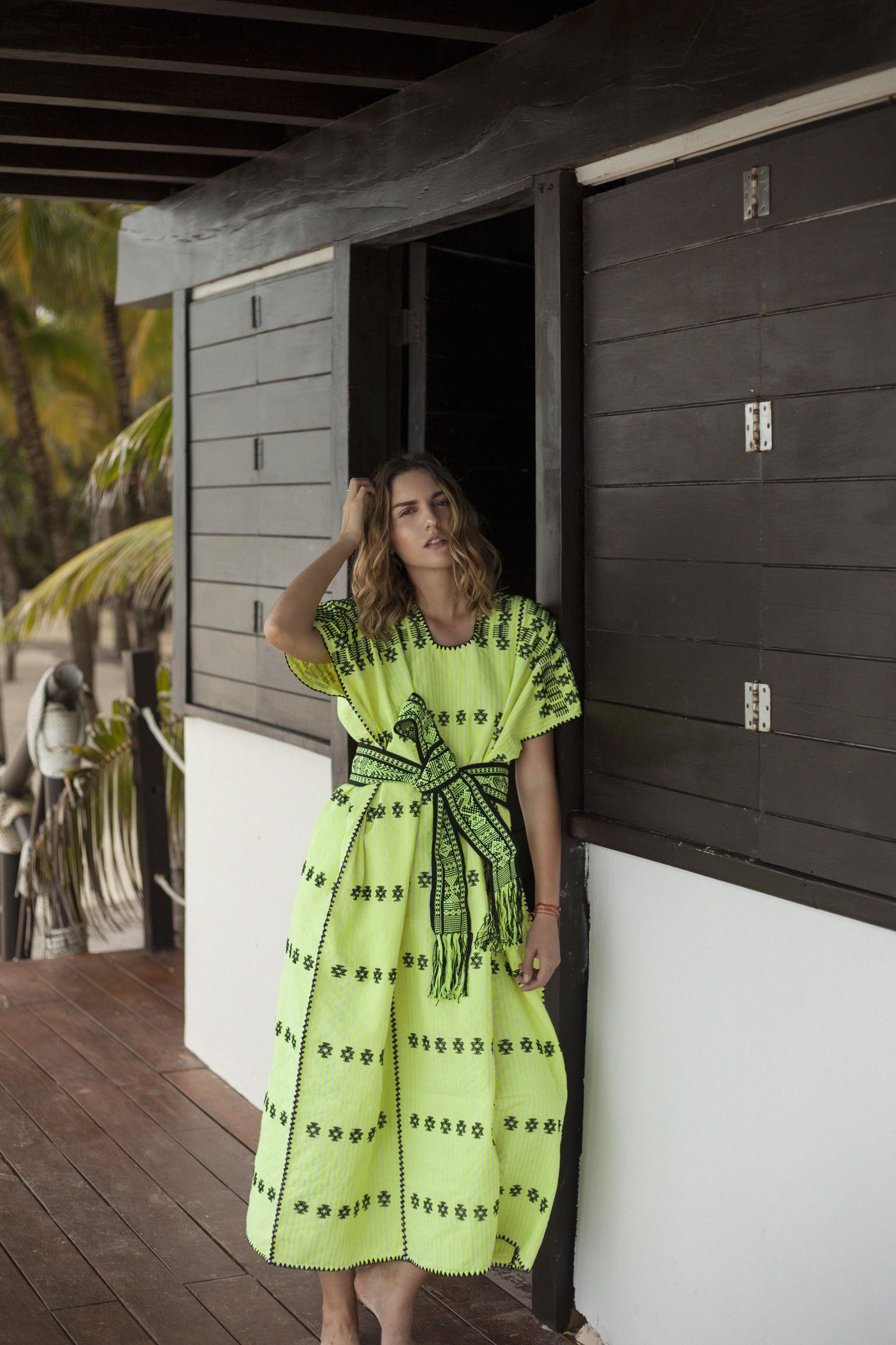 Huipil Neón con hilo negro.