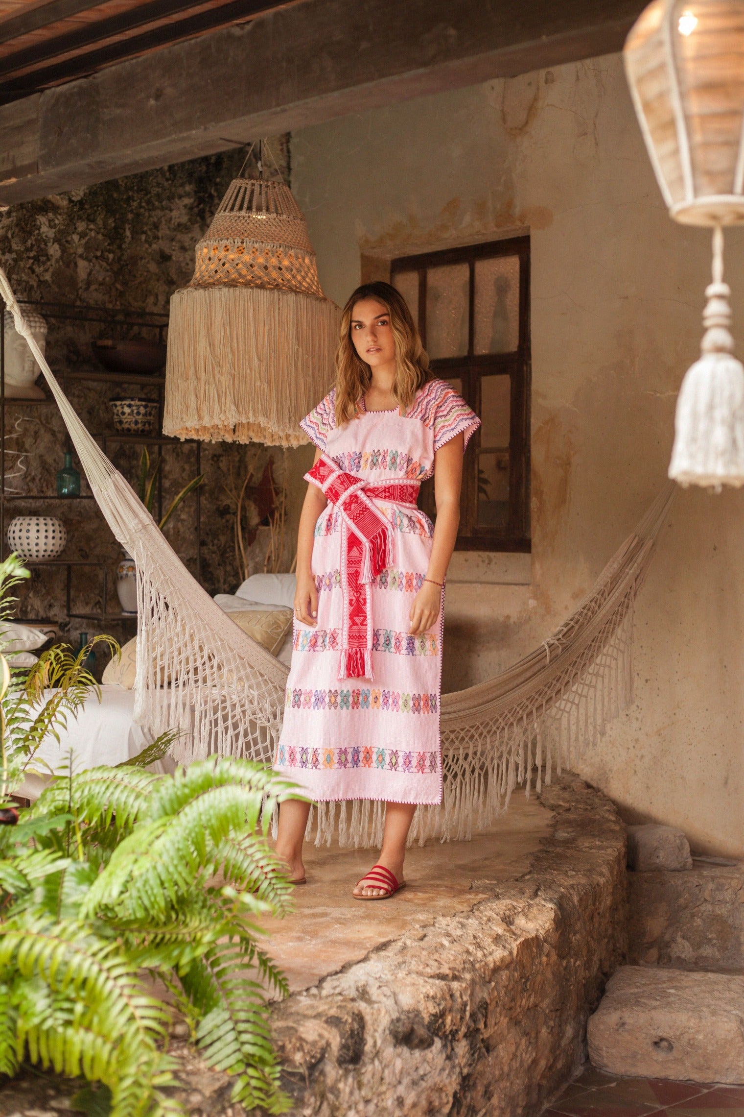 Huipil petatillo rosa figuras multi