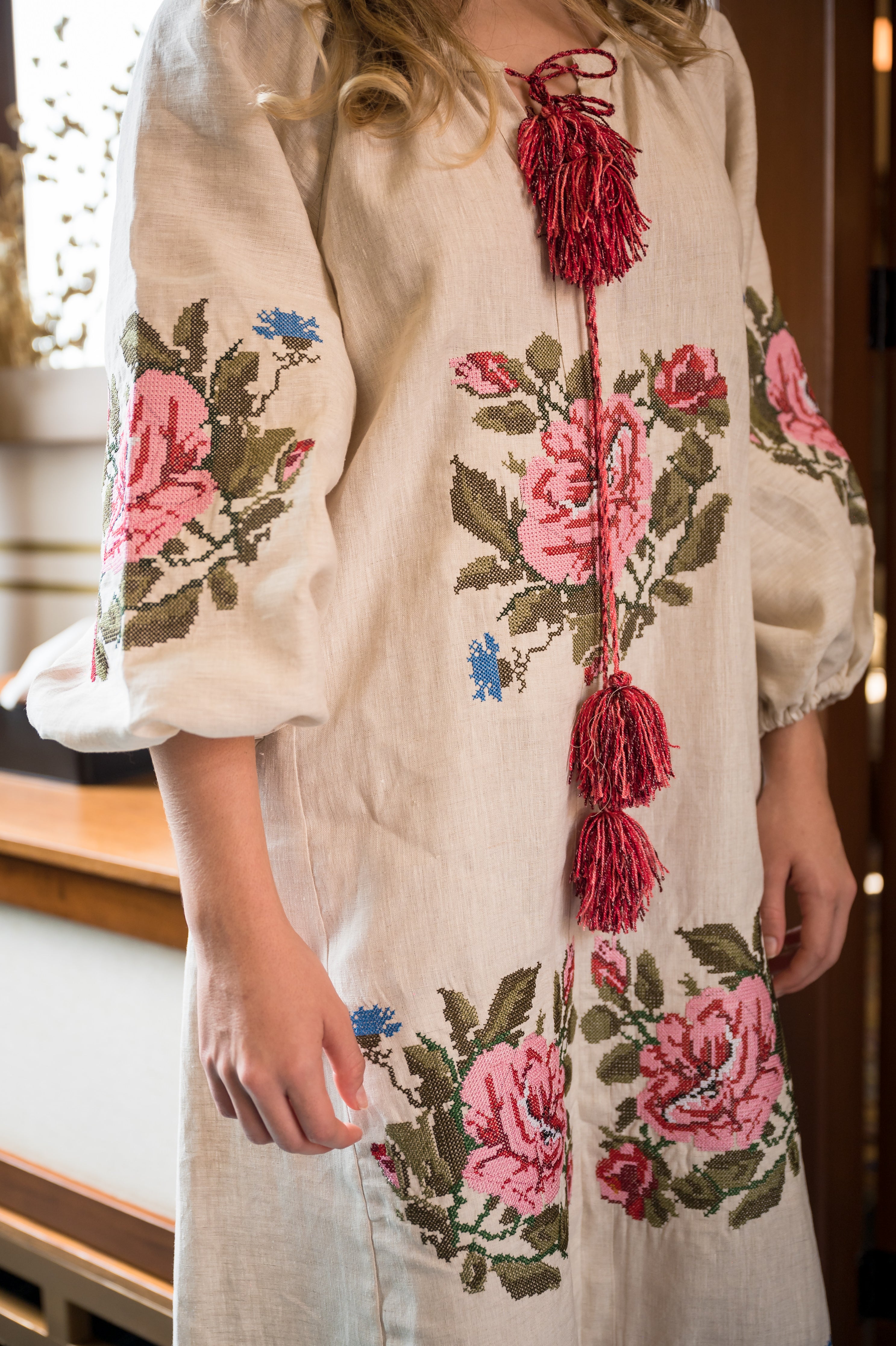 Vestido de lino beige en punto de cruz