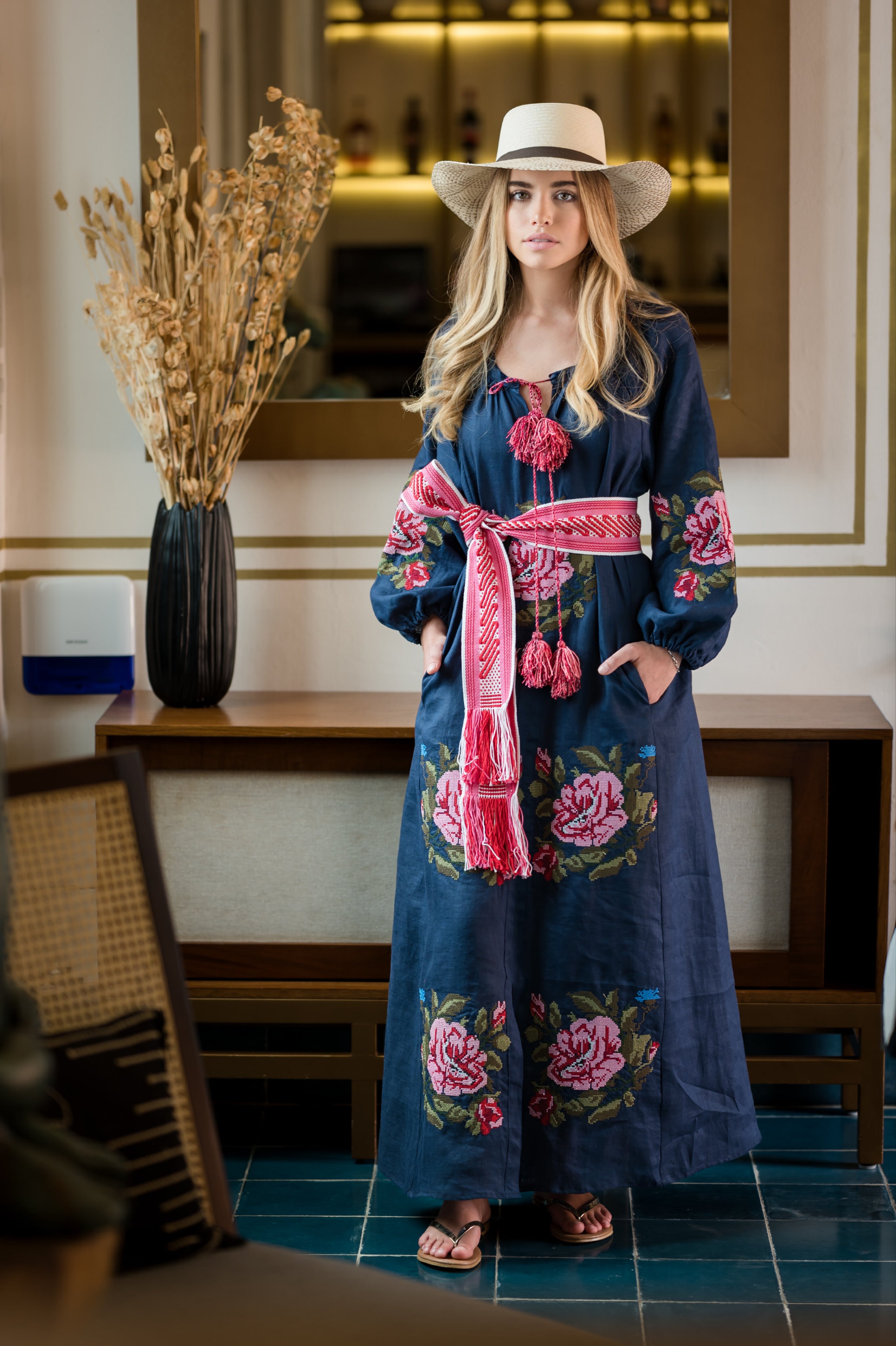 Vestido de lino azul en punto de cruz
