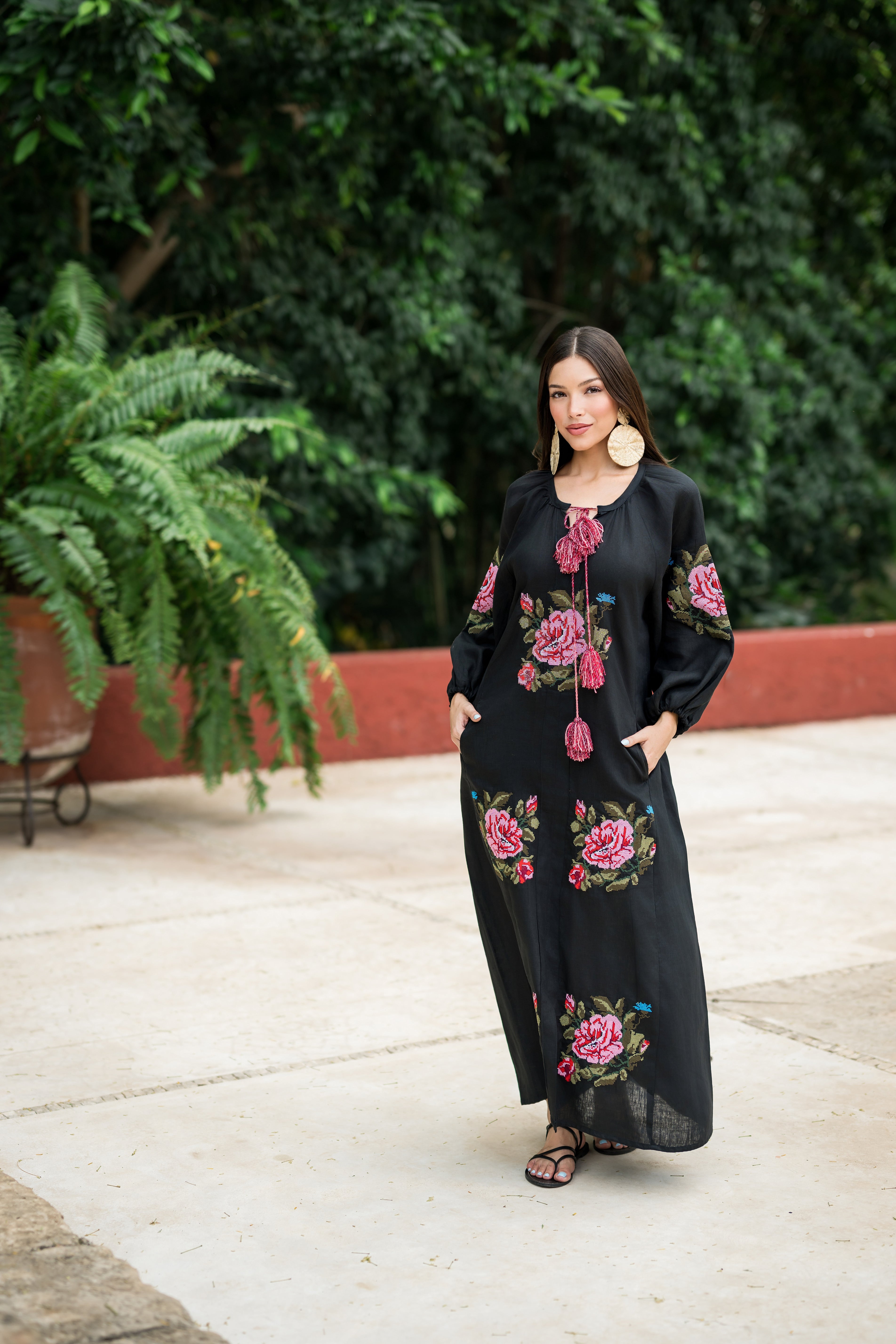 Vestido de lino negro en punto de cruz