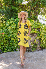 Huipil amarillo con flores negras