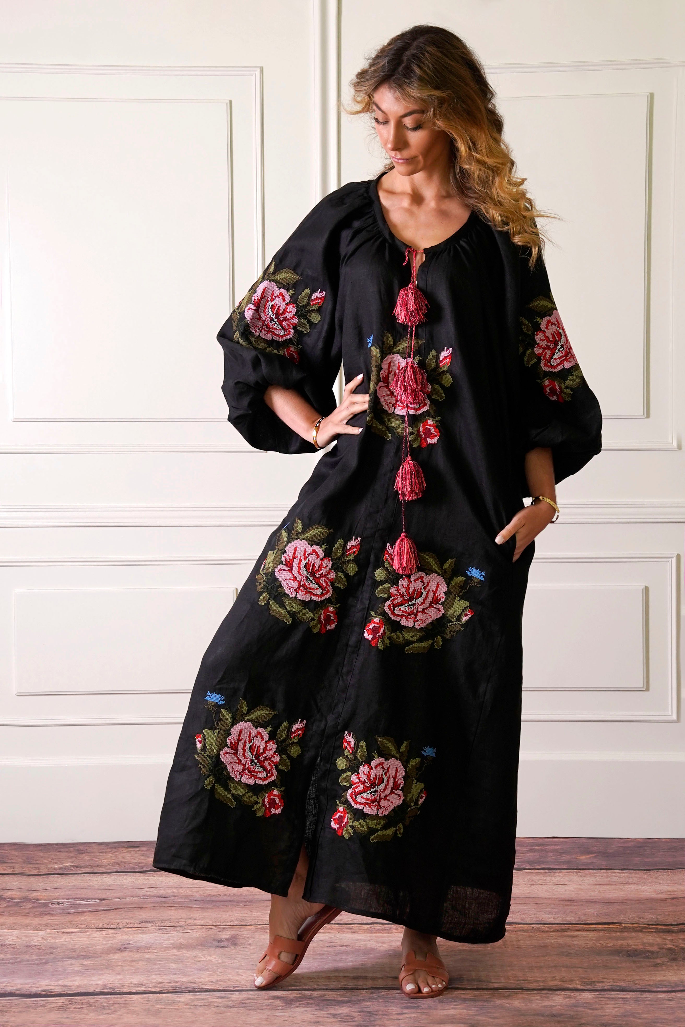 Vestido de lino negro en punto de cruz